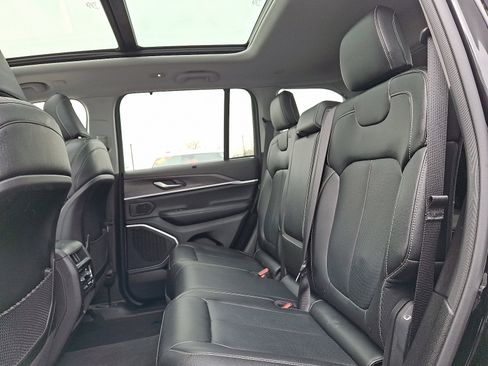 Certified 2022 Jeep Grand Cherokee Limited w/ Luxury Tech Group II image 10