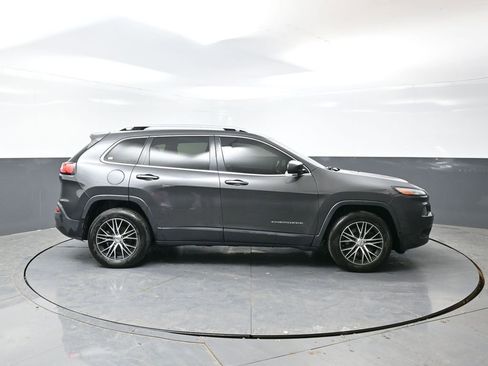 Used 2016 Jeep Cherokee Latitude image 2
