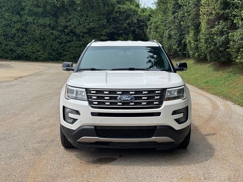 Used 2017 Ford Explorer XLT w/ Equipment Group 202A AWD/4WD image 3