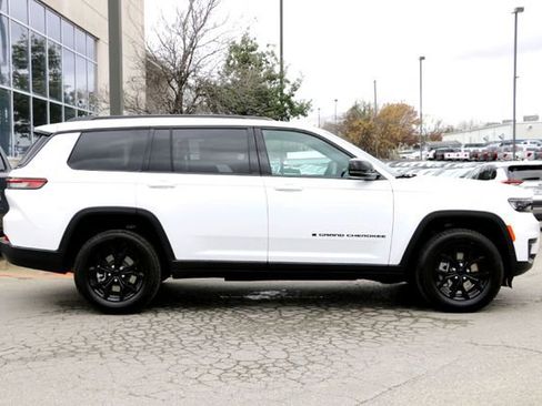 New 2025 Jeep Grand Cherokee L Laredo image 4