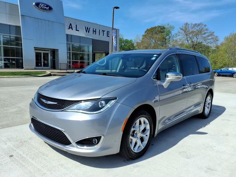 Used 2020 Chrysler Pacifica Limited image 1