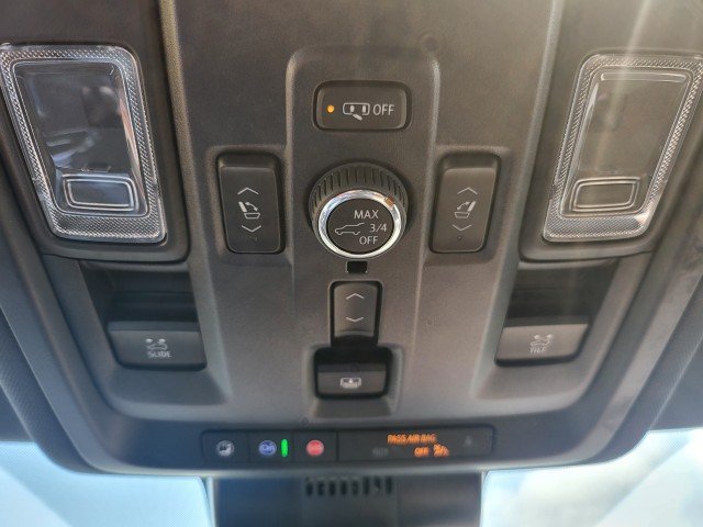 Used 2025 Chevrolet Suburban High Country AWD/4WD image 4