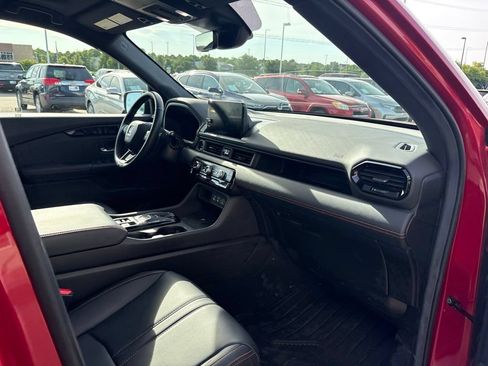 Used 2025 Honda Pilot TrailSport image 27