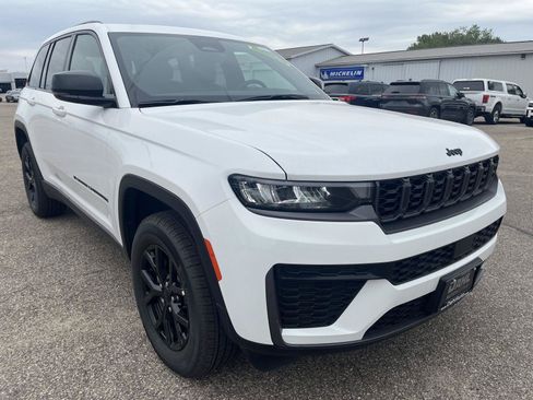 Used 2026 Jeep Grand Cherokee Altitude AWD/4WD image 1