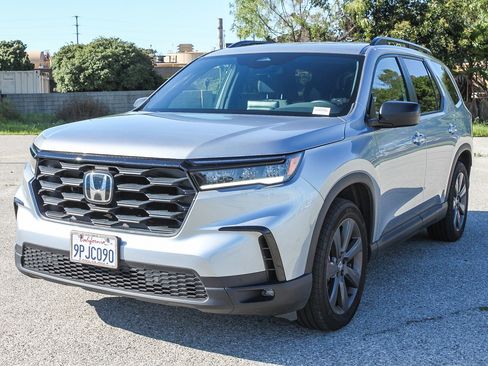 Used 2025 Honda Pilot Sport image 3