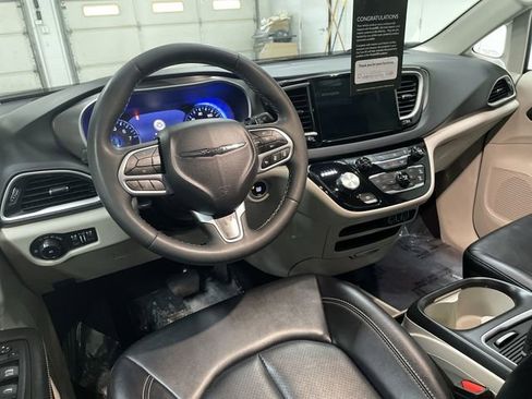 Used 2024 Chrysler Pacifica Touring-L image 19