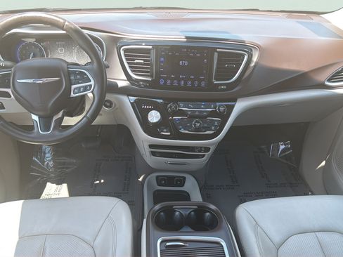 Used 2017 Chrysler Pacifica Touring-L Plus w/ Advanced Safetytec Group FWD image 13