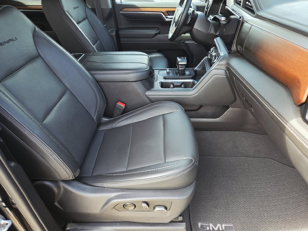 Used 2023 GMC Sierra 1500 Denali w/ Technology Package AWD/4WD image 12