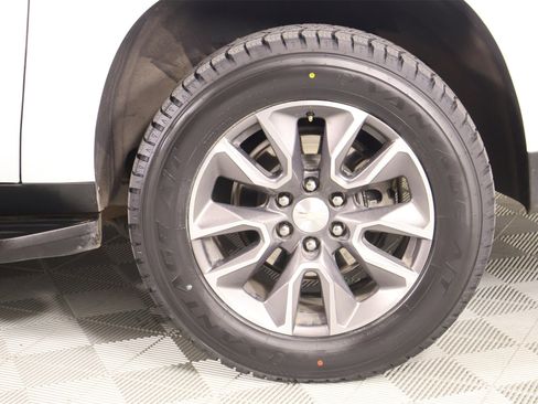 Used 2022 Chevrolet Suburban LT w/ Luxury Package image 20