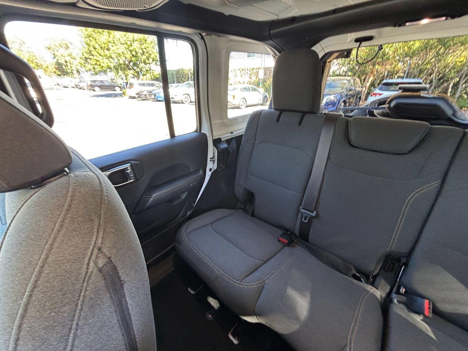 Used 2025 Jeep Wrangler Unlimited Sahara AWD/4WD image 39