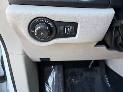 Used 2024 Chrysler Pacifica Touring-L image 23