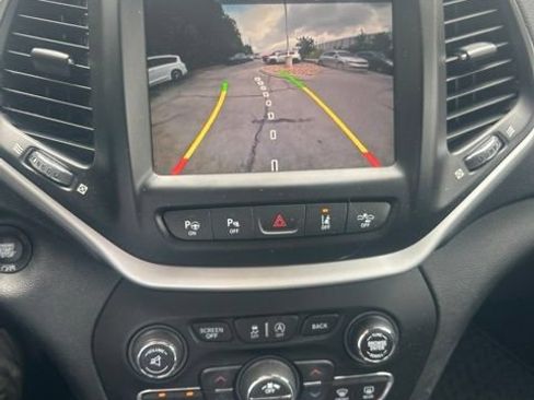 Used 2017 Jeep Cherokee Trailhawk AWD/4WD image 18