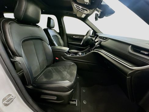 Used 2023 Jeep Grand Cherokee L Laredo image 34