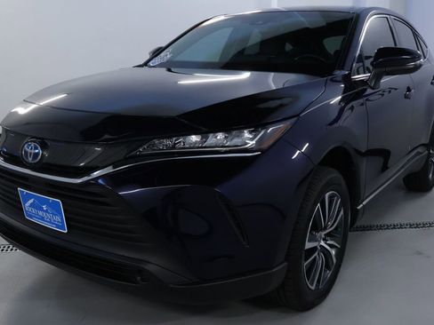 Used 2022 Toyota Venza LE image 3