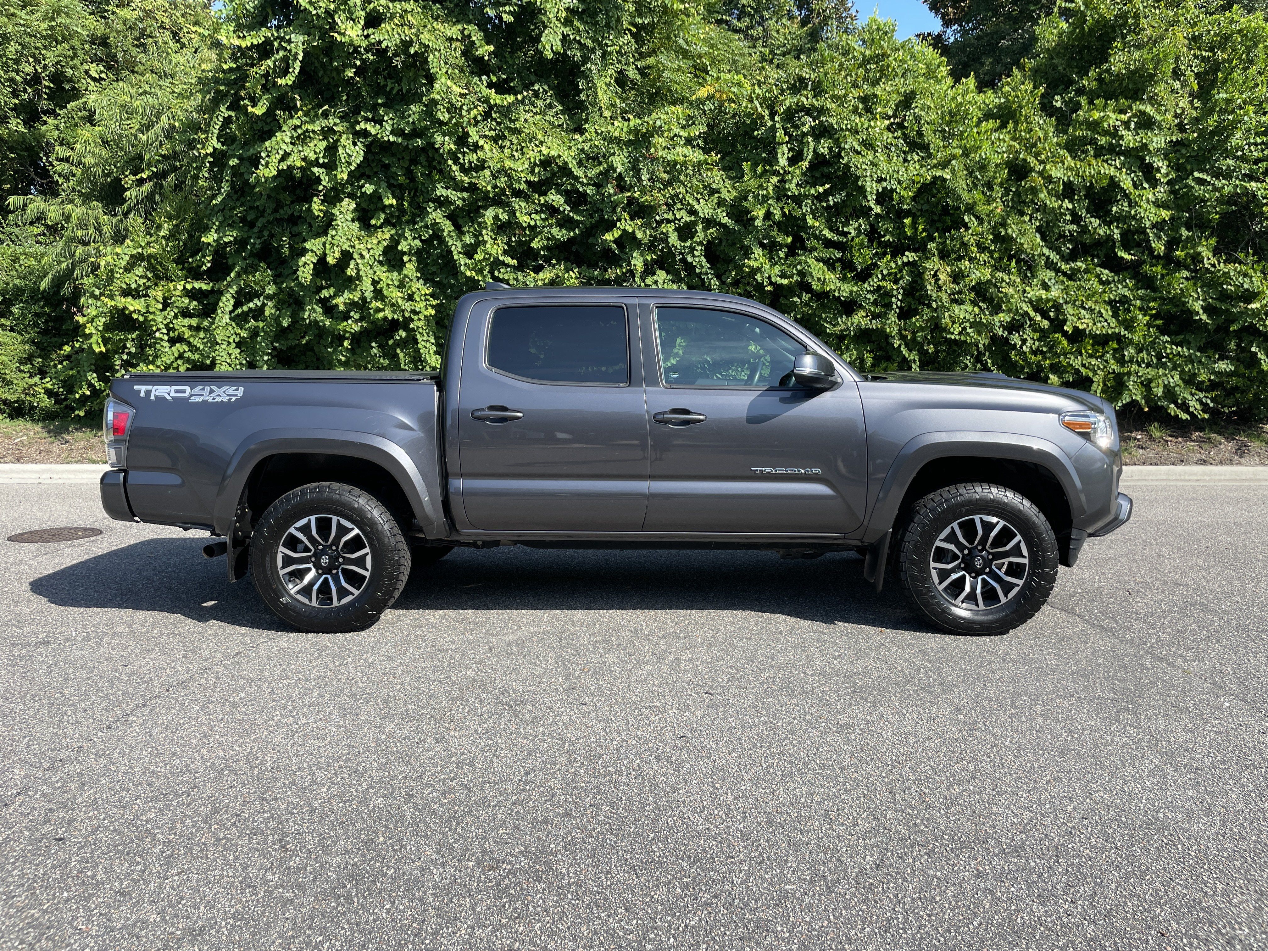 Used 2022 Toyota Tacoma TRD Sport w/ Technology Package AWD/4WD image 10
