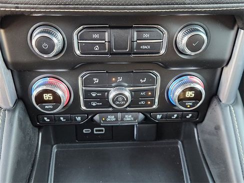 Used 2024 GMC Yukon XL SLT w/ SLT Luxury Package image 18