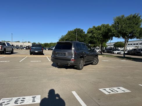 Used 2023 Lexus GX 460 Premium image 2