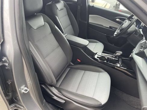 Used 2025 Chevrolet Trax LT w/ LT Convenience Package FWD image 40