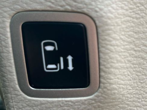 Used 2023 Chrysler Pacifica Limited FWD image 26