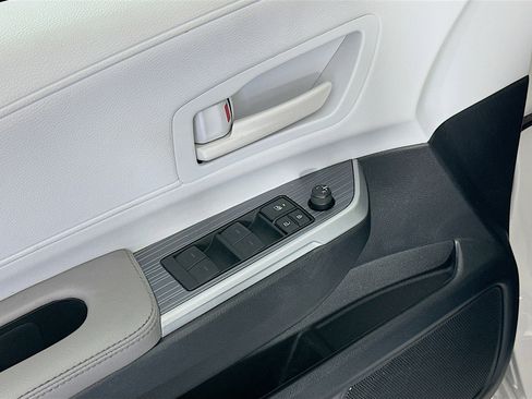 Used 2025 Toyota Sienna LE image 15