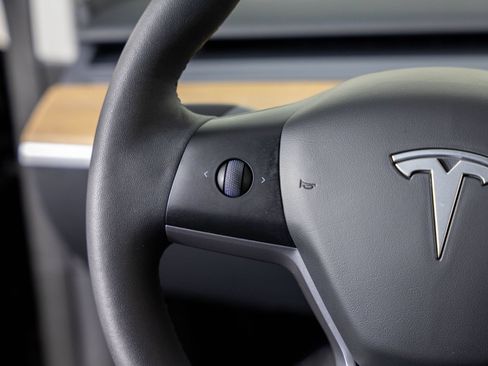 Used 2024 Tesla Model Y AWD image 32