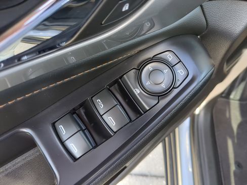 Used 2021 Chevrolet Traverse LT image 17