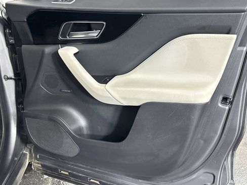 Used 2018 Jaguar F-PACE Prestige image 34