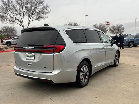 Used 2023 Chrysler Pacifica Limited image 4