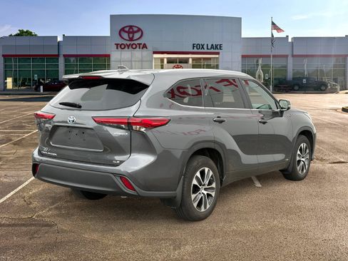 Used 2023 Toyota Highlander XLE AWD/4WD image 5