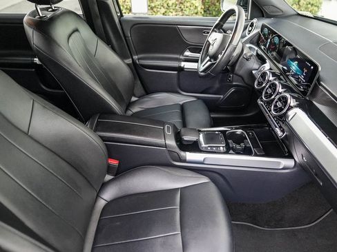 Used 2022 Mercedes-Benz GLB 250 w/ Premium Package Lite image 15