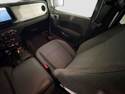 Used 2025 Jeep Wrangler Unlimited Sahara AWD/4WD image 26