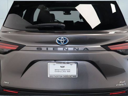 Used 2022 Toyota Sienna XLE AWD/4WD image 16