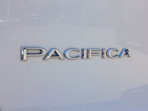 Used 2024 Chrysler Pacifica Touring-L FWD image 33
