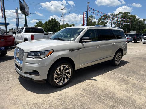 Used 2022 Lincoln Navigator L Reserve RWD image 2