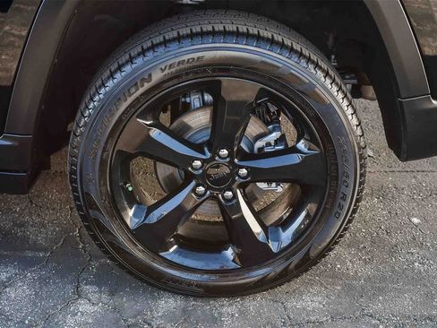 Used 2023 Jeep Grand Cherokee Limited w/ Black Appearance Package image 10