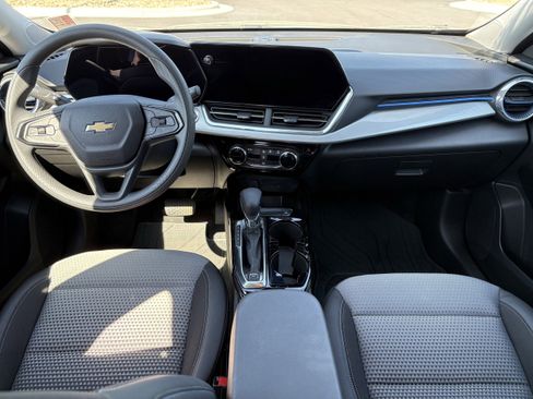 Used 2025 Chevrolet Trax LT FWD image 14