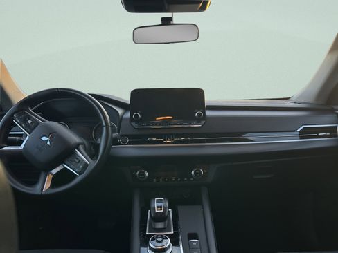 Used 2024 Mitsubishi Outlander SE image 39