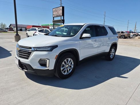 Used 2022 Chevrolet Traverse LS image 2