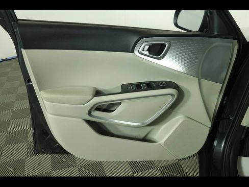 Used 2025 Kia Soul LX FWD image 21