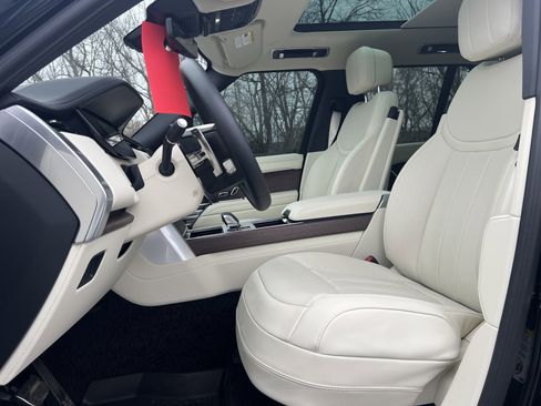 Certified 2025 Land Rover Range Rover SE image 23