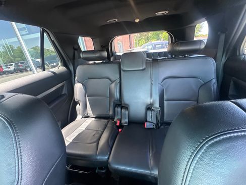 Used 2018 Ford Explorer XLT w/ Equipment Group 202A FWD image 10