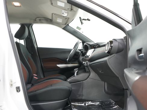 Used 2019 Nissan Kicks SR image 11