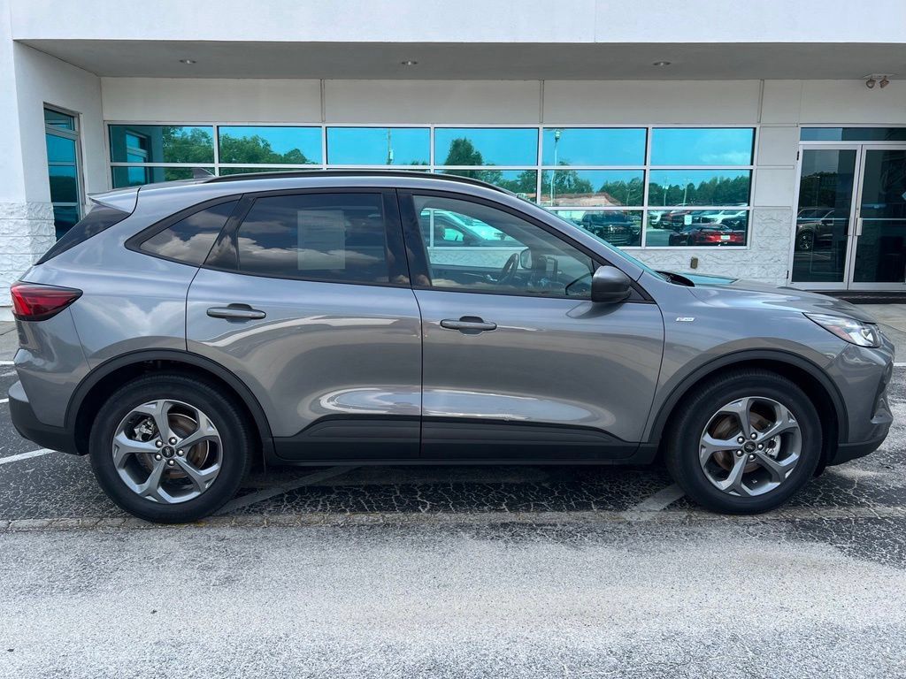 Used 2025 Ford Escape ST-Line FWD image 3