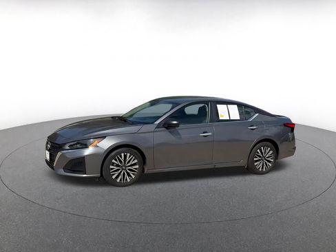 Used 2025 Nissan Altima 2.5 SV FWD image 8