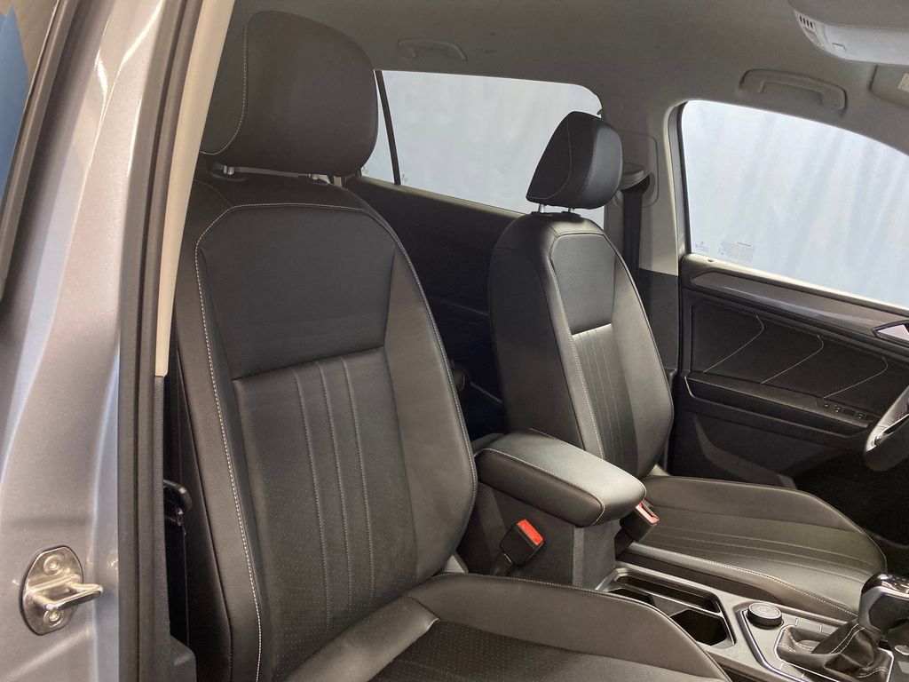 Used 2023 Volkswagen Tiguan SE AWD/4WD image 40