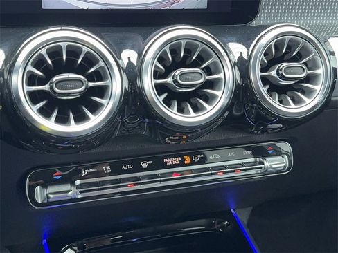 Used 2022 Mercedes-Benz GLB 250 image 30