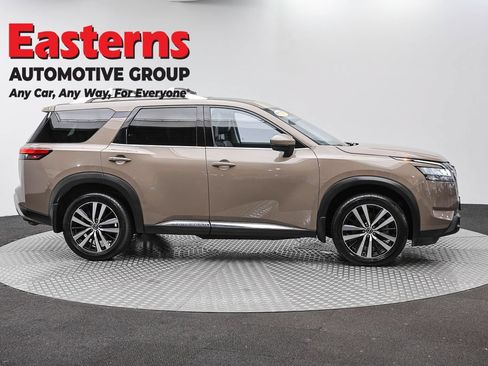 Used 2023 Nissan Pathfinder Platinum w/ Cargo Package AWD/4WD image 4