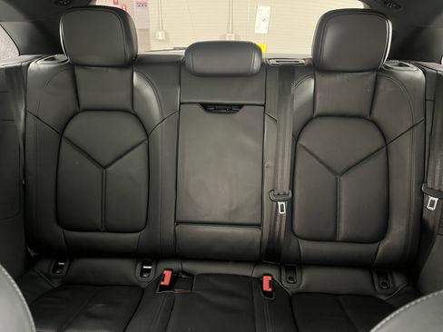 Used 2022 Porsche Macan w/ Premium Package Plus image 23