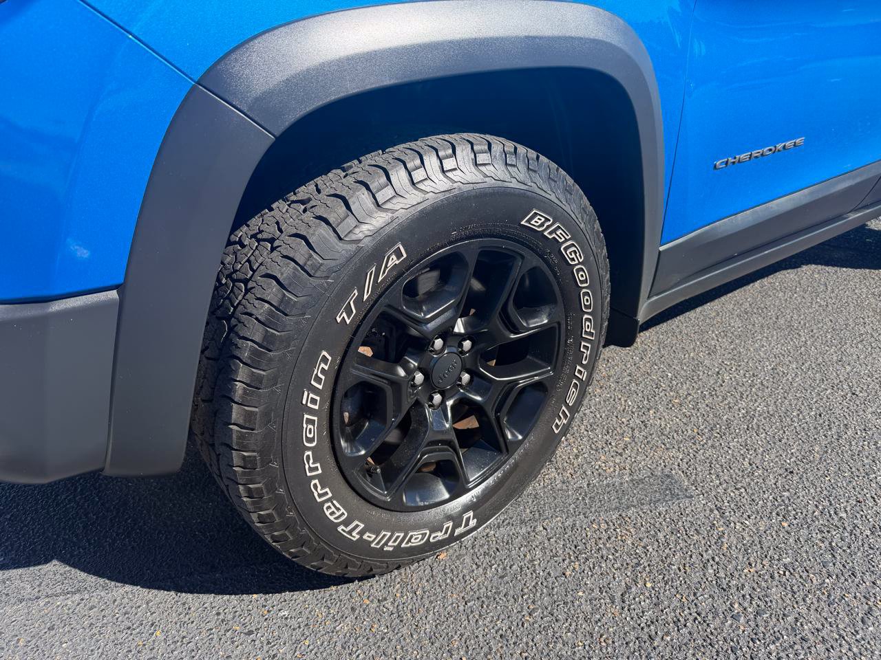 Used 2019 Jeep Cherokee Trailhawk w/ Cold Weather Group AWD/4WD image 27