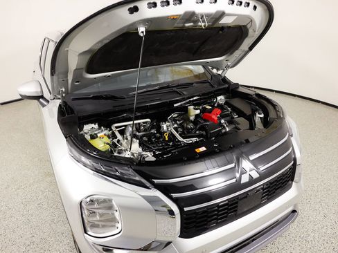 Used 2025 Mitsubishi Outlander SE image 12